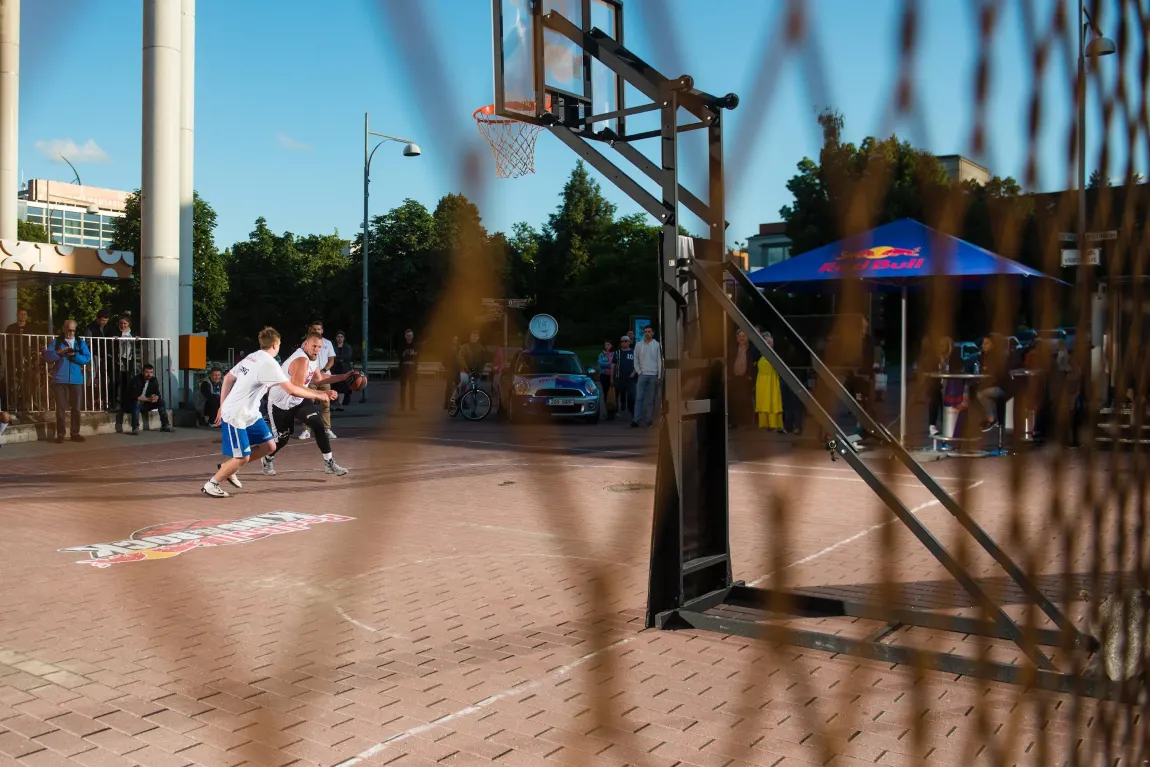 前言街头篮球又名"街球",英文全称"street ball".