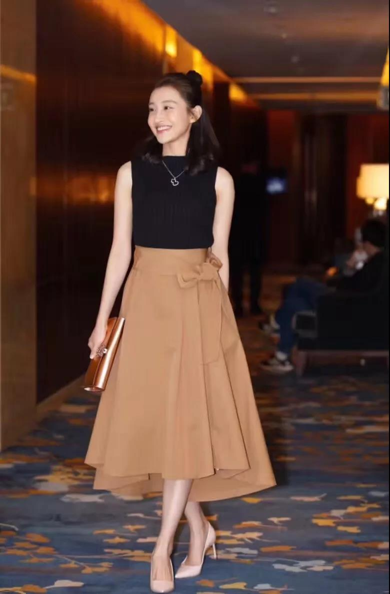 亲爱的指挥官, 美女明星杨叙辰要为指挥官 在线送资源啦 !